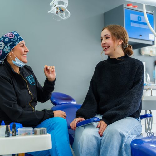 Annie y Paulina sonriendo casual